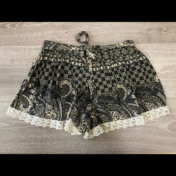 🌸 Black & Tan Patterned Shorts L - Picture 1 of 5